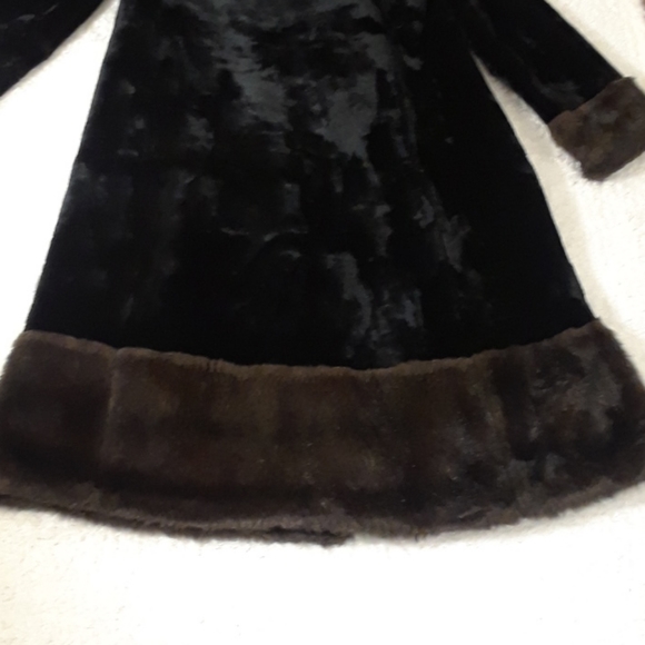 "Donnybrook" 1970's Vintage Faux Fur Coat - Picture 10 of 16